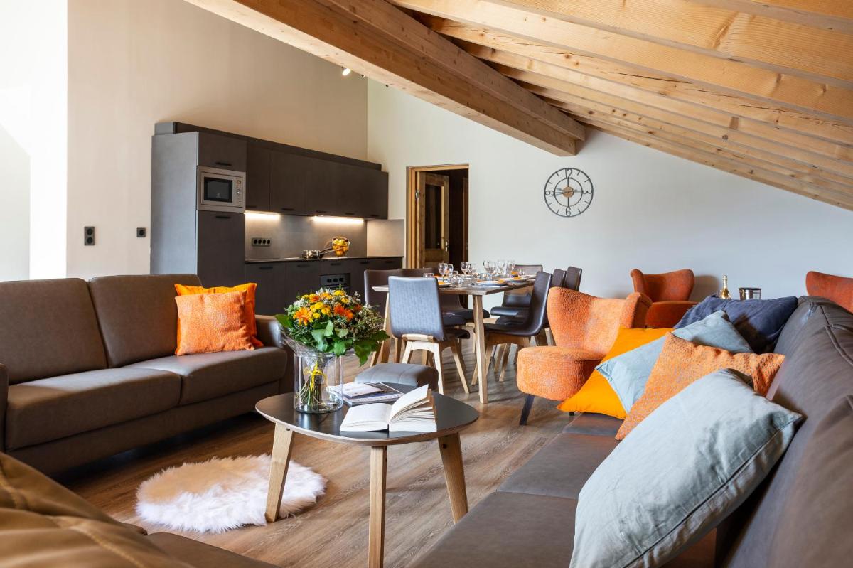 un salon avec un canapé et une table dans l'établissement Résidence Daria-I Nor by les Etincelles, à L'Alpe-d'Huez