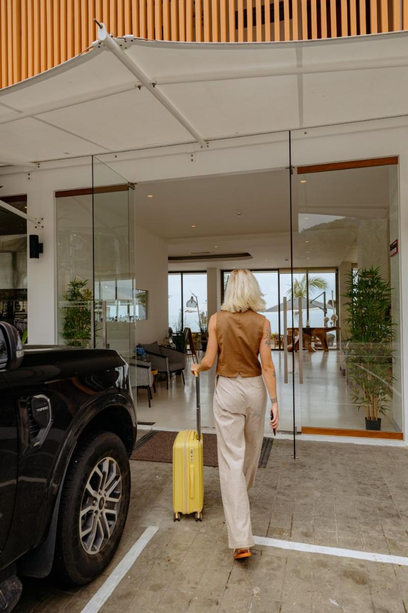 Elite Atoll Beachfront Hotel - Housity
