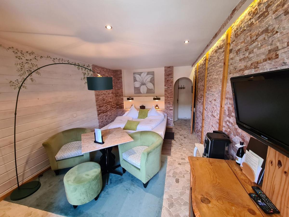Télévision ou salle de divertissement dans l'établissement Domaine du Haut Jardin Hôtel & Chalets Spa Privé