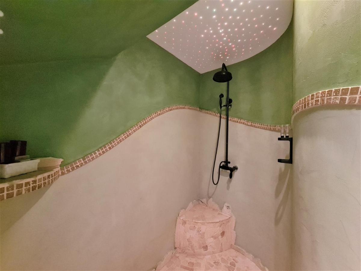 Salle de bains dans l'établissement Domaine du Haut Jardin Hôtel & Chalets Spa Privé