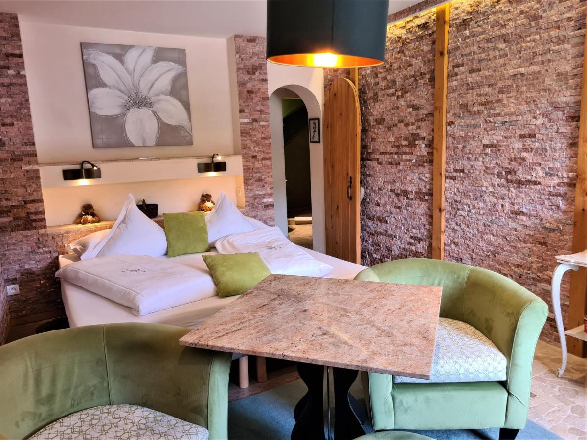 Coin salon dans l'établissement Domaine du Haut Jardin Hôtel & Chalets Spa Privé