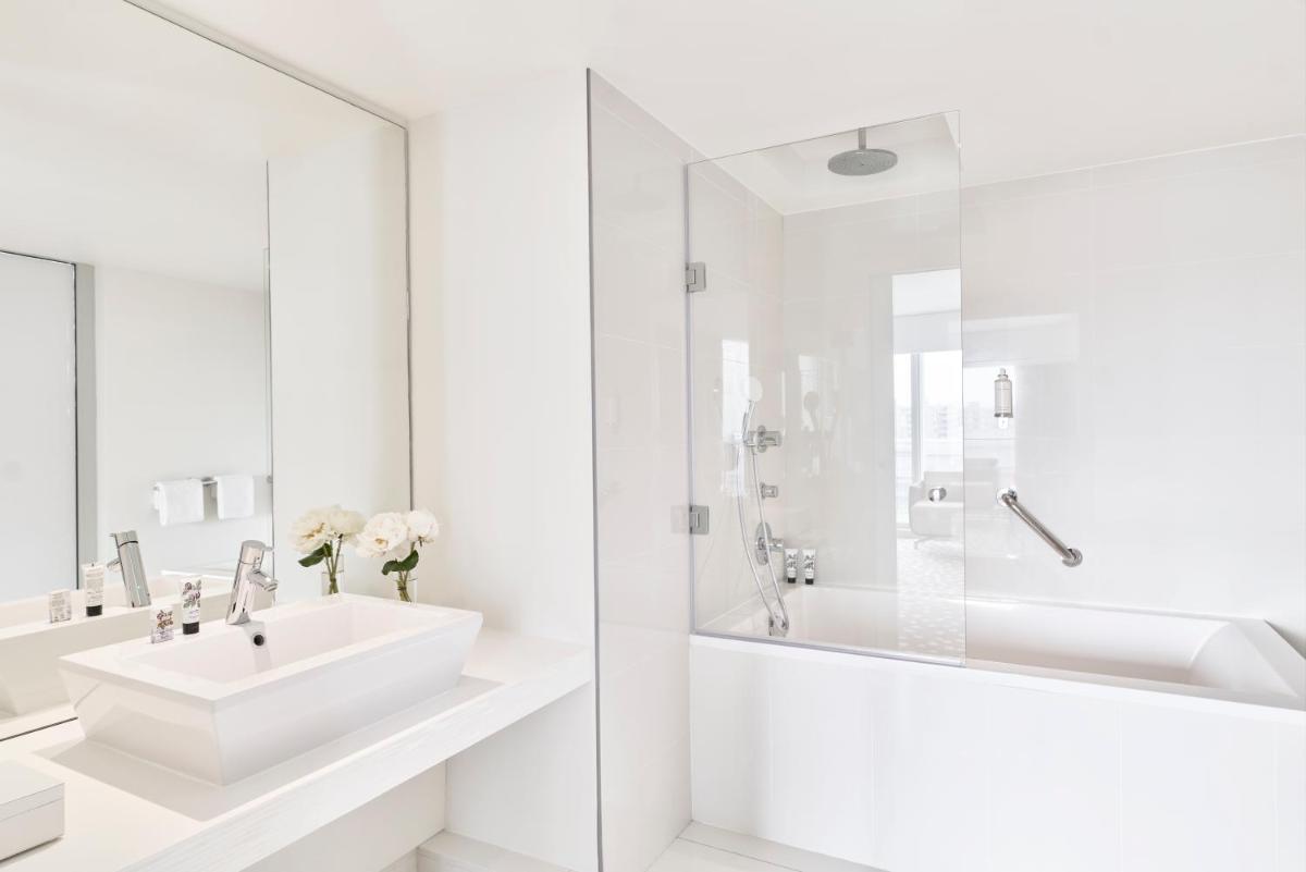 Salle de bains dans l'établissement Hôtel Barrière Lille