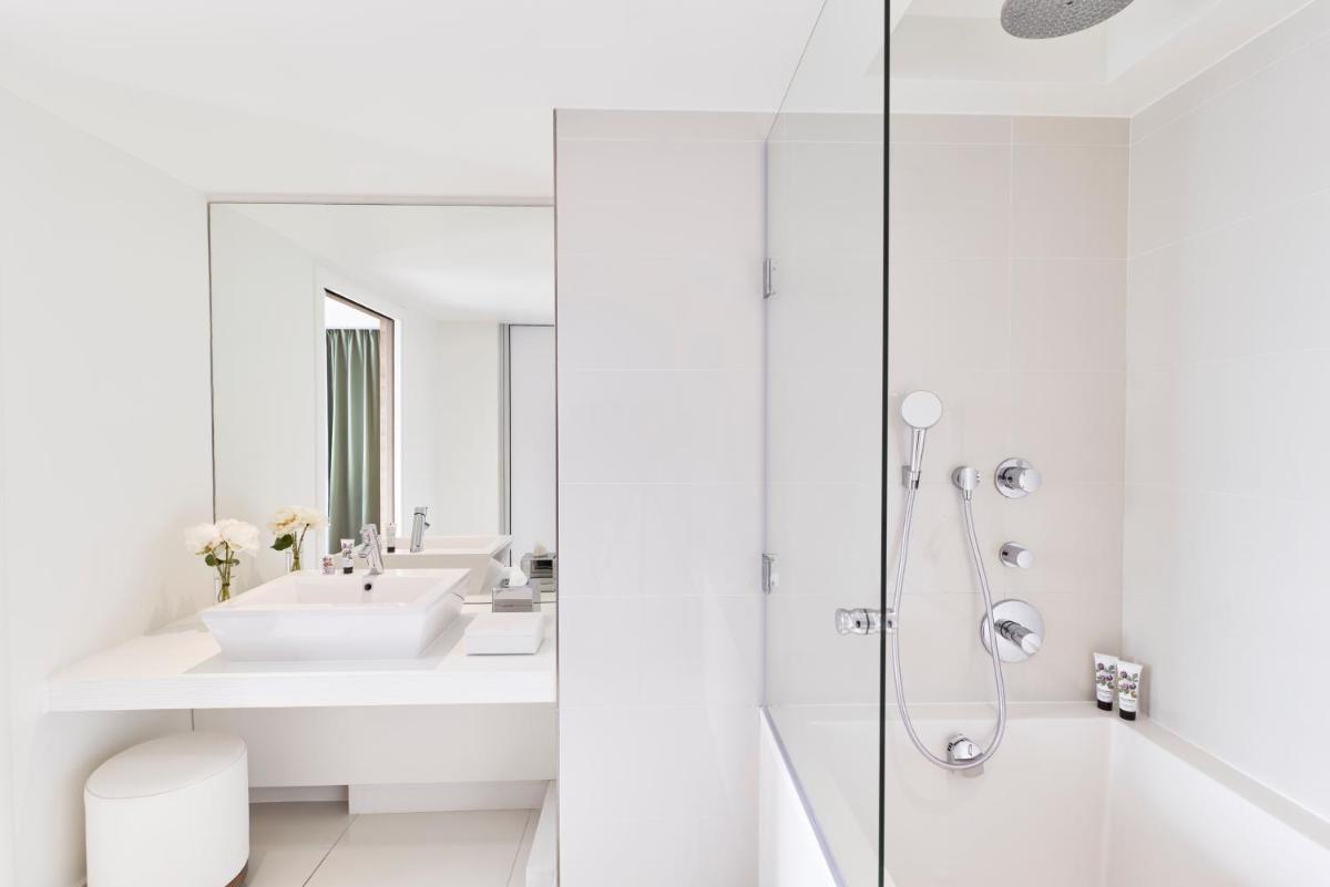 Salle de bains dans l'établissement Hôtel Barrière Lille