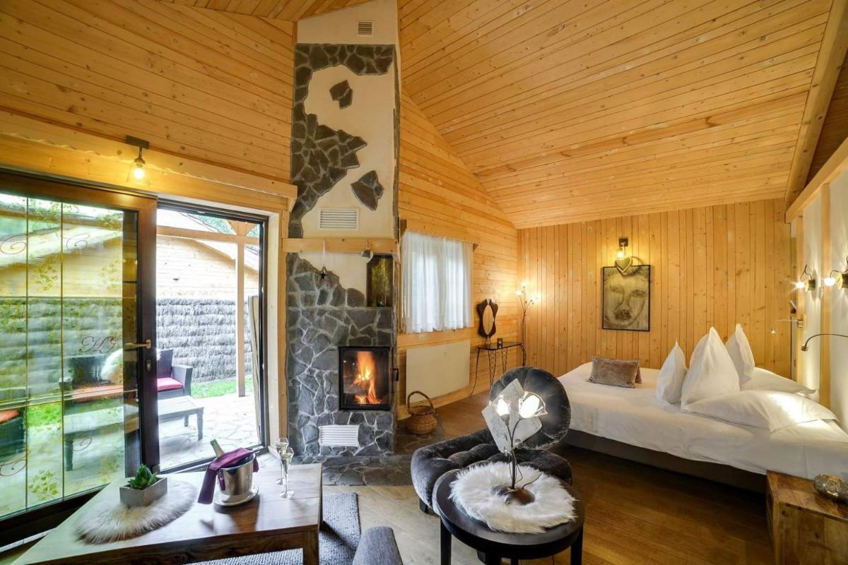 - une chambre avec un lit et une cheminée dans l'établissement Domaine du Haut Jardin Hôtel & Chalets Spa Privé, à Rehaupal
