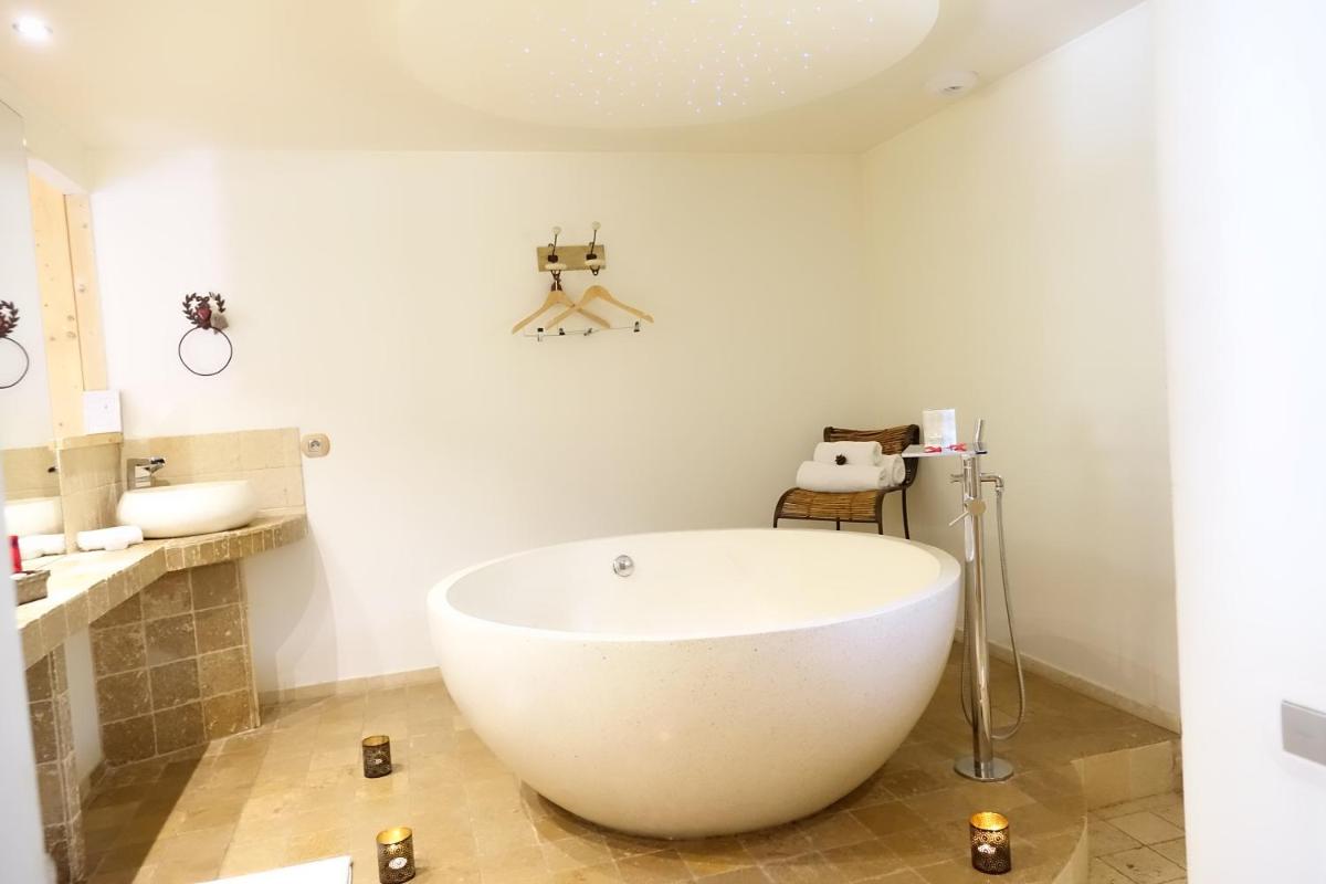 Salle de bains dans l'établissement Domaine du Haut Jardin Hôtel & Chalets Spa Privé