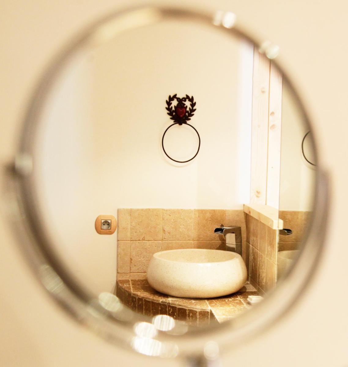 Salle de bains dans l'établissement Domaine du Haut Jardin Hôtel & Chalets Spa Privé