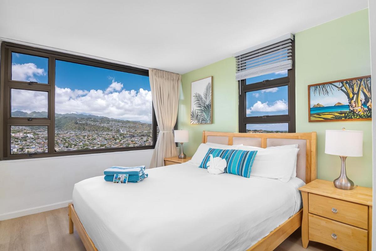 Aloha Hawaii, Waikiki Condo with Great Mountain Views & Free Parking! - Housity