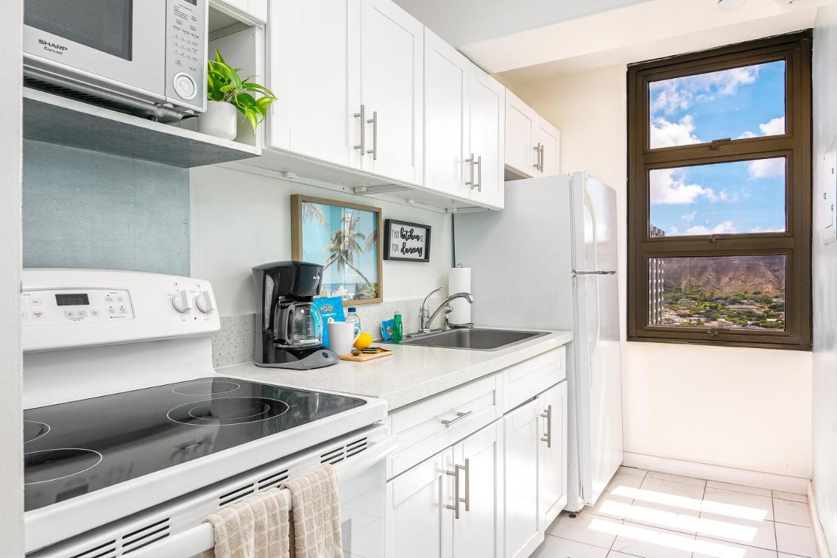 Aloha Hawaii, Waikiki Condo with Great Mountain Views & Free Parking! - Housity
