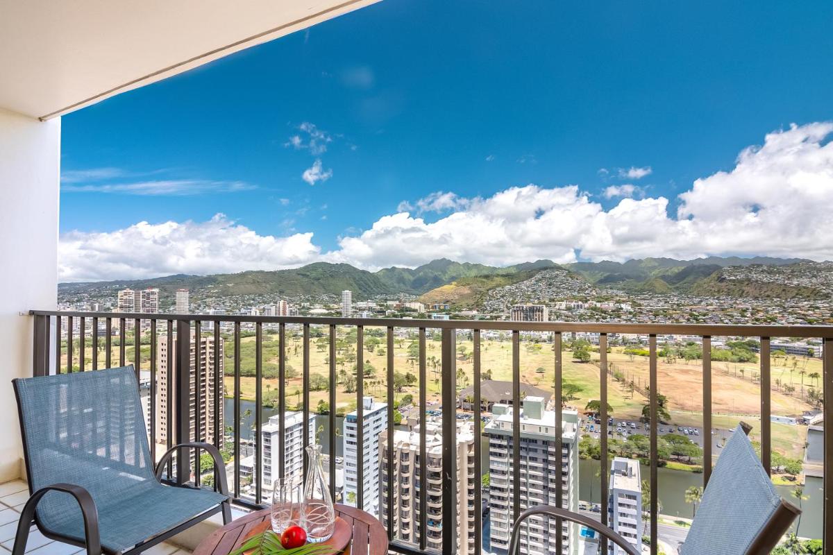 Aloha Hawaii, Waikiki Condo with Great Mountain Views & Free Parking! - Housity