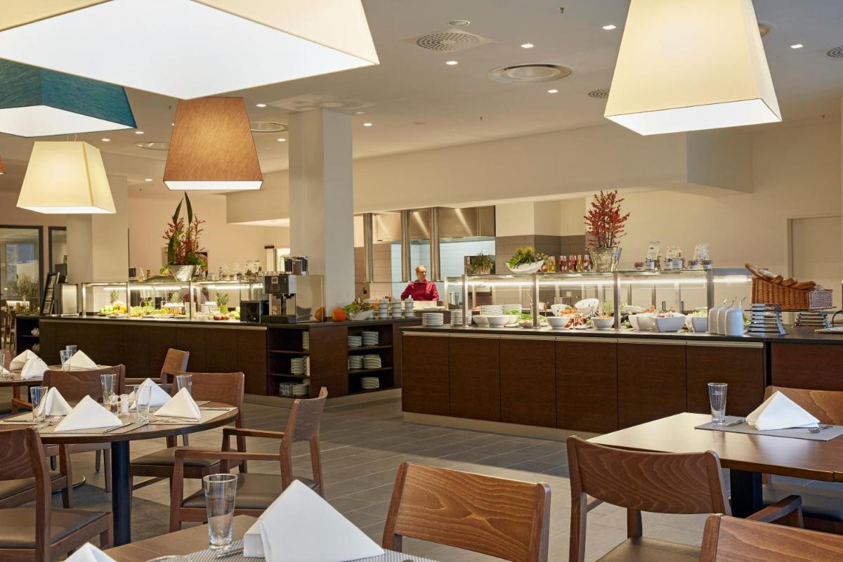 Ein Restaurant oder anderes Speiselokal in der Unterkunft HYPERION Hotel Hamburg Ein Restaurant oder anderes Speiselokal in der Unterkunft HYPERION Hotel Hamburg