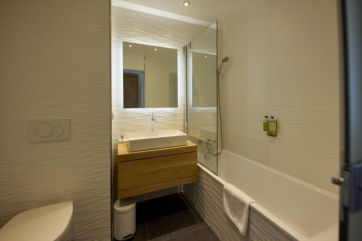 Salle de bains dans l'établissement Hôtel Le Grand Tétras