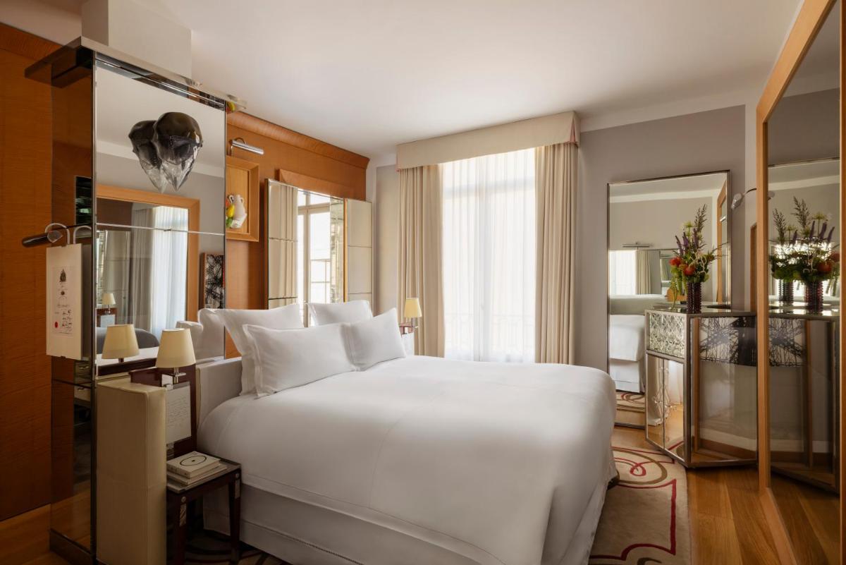 Un ou plusieurs lits dans un hébergement de l'établissement Hôtel Le Royal Monceau Raffles Paris
