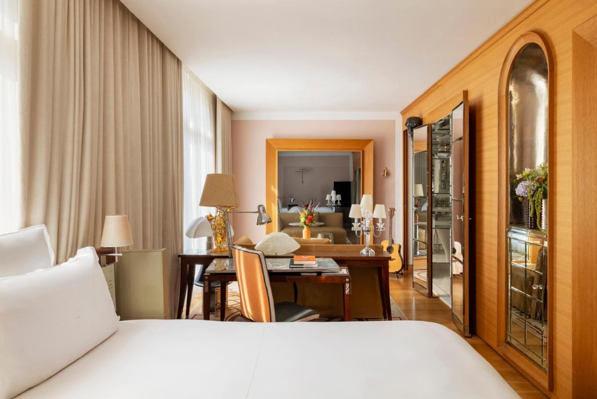 Un ou plusieurs lits dans un hébergement de l'établissement Hôtel Le Royal Monceau Raffles Paris