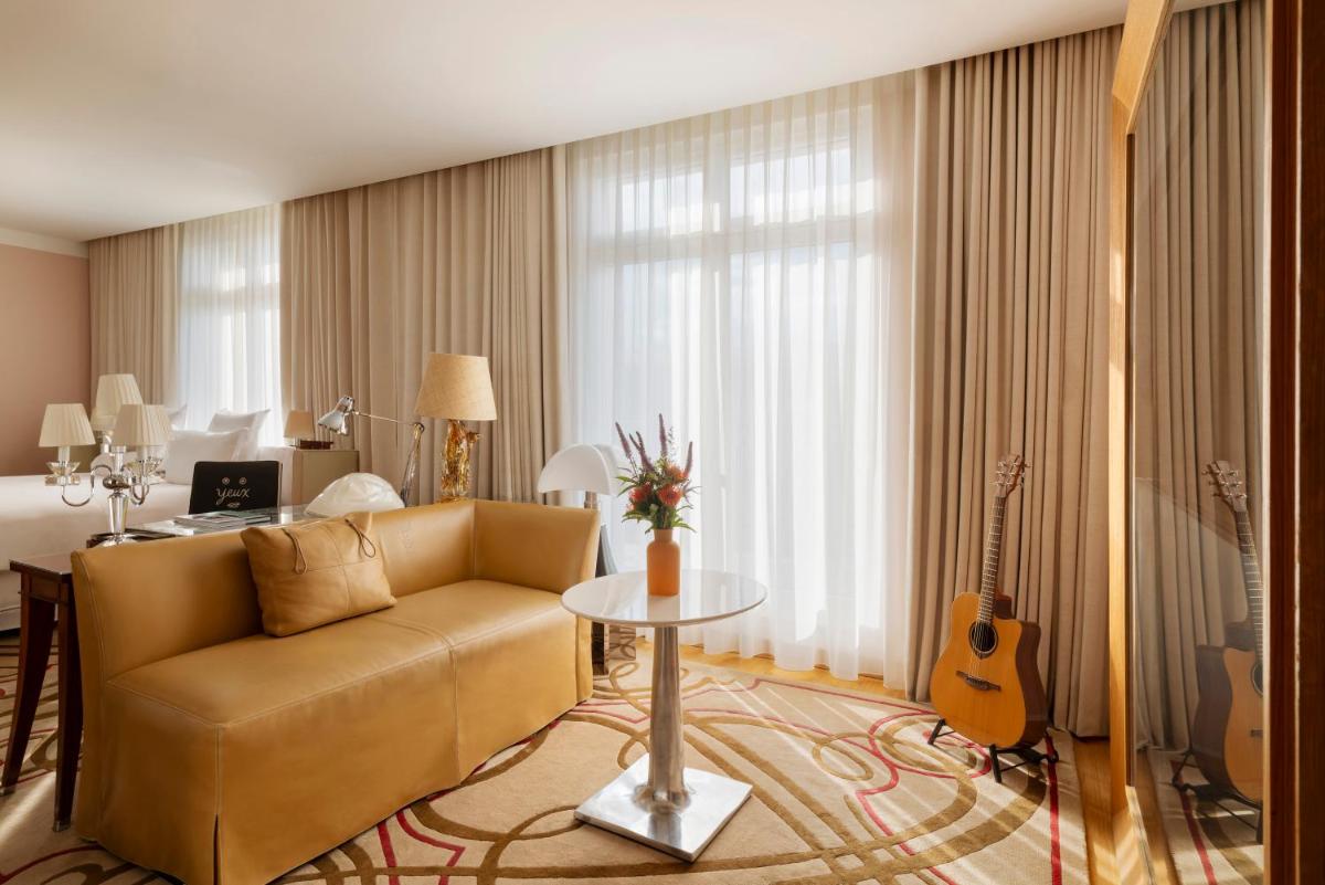 Coin salon dans l'établissement Hôtel Le Royal Monceau Raffles Paris