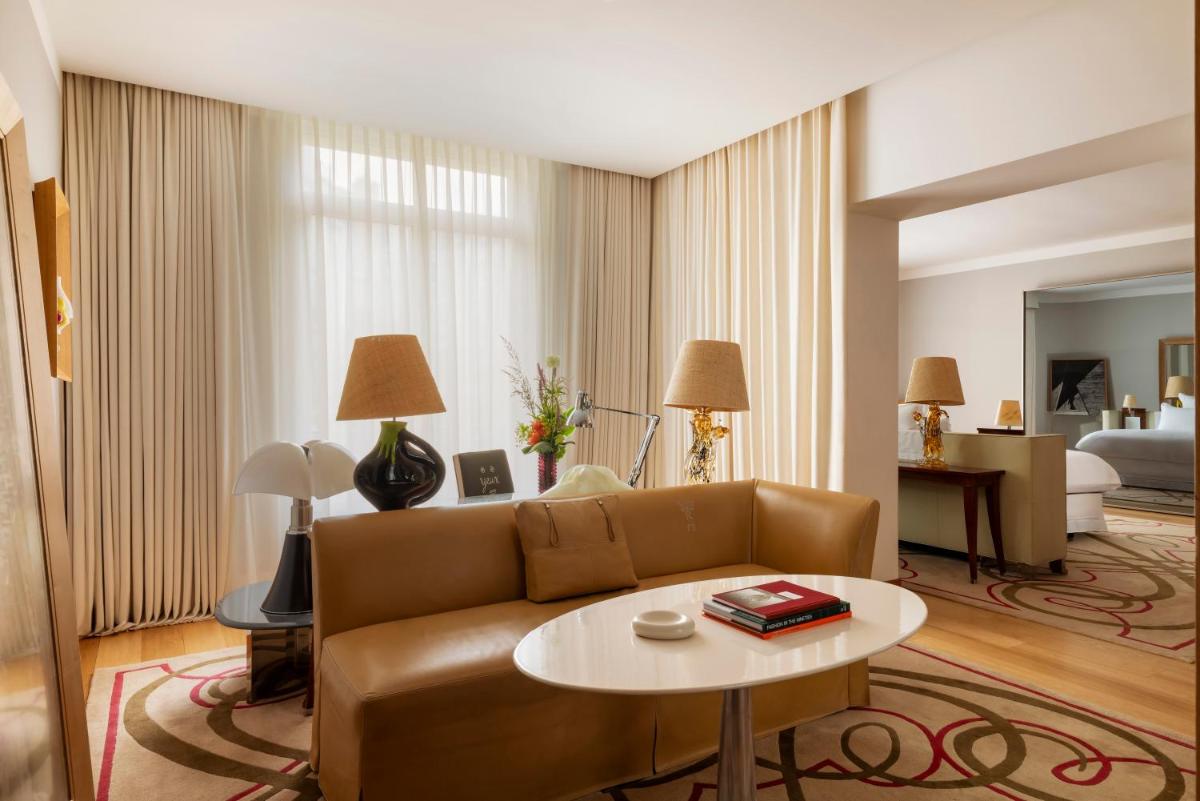 Coin salon dans l'établissement Hôtel Le Royal Monceau Raffles Paris