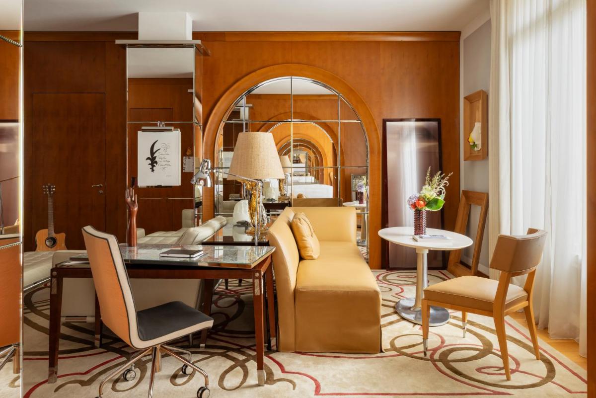 Coin salon dans l'établissement Hôtel Le Royal Monceau Raffles Paris