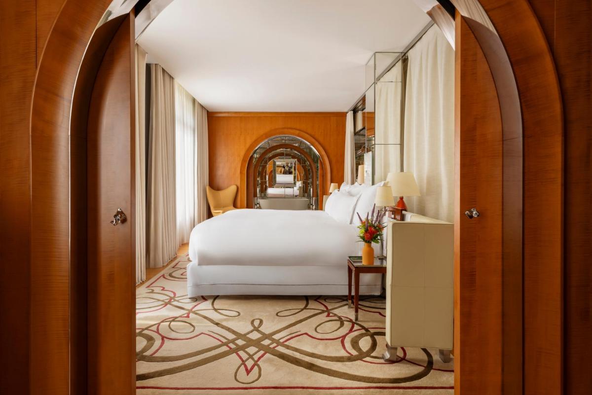 Un ou plusieurs lits dans un hébergement de l'établissement Hôtel Le Royal Monceau Raffles Paris