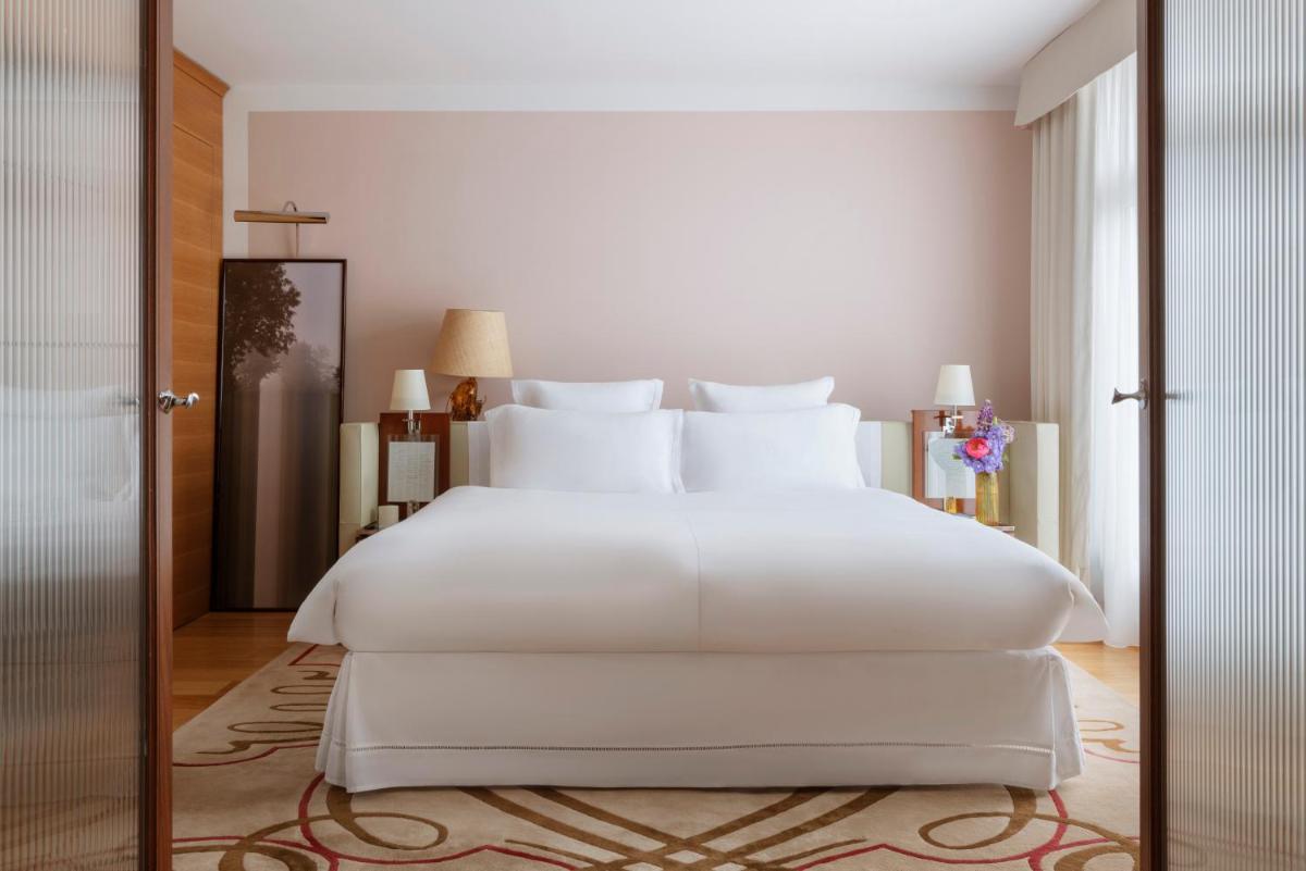 Un ou plusieurs lits dans un hébergement de l'établissement Hôtel Le Royal Monceau Raffles Paris