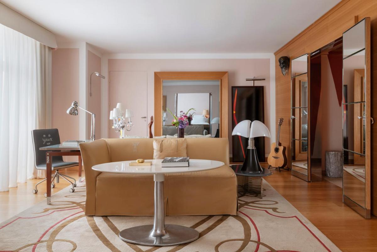 Coin salon dans l'établissement Hôtel Le Royal Monceau Raffles Paris