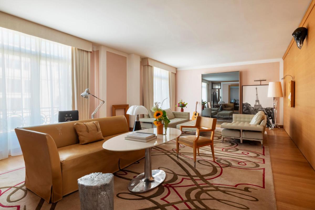 Coin salon dans l'établissement Hôtel Le Royal Monceau Raffles Paris