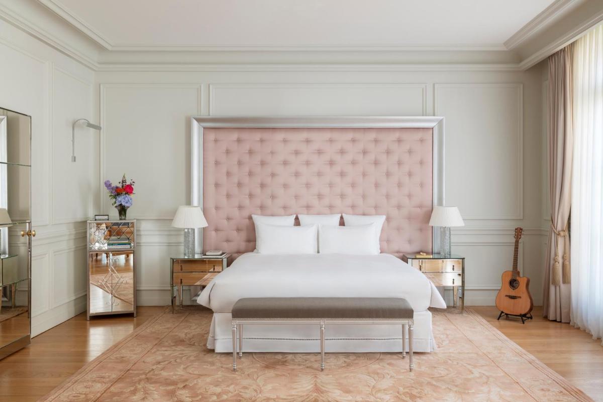 Un ou plusieurs lits dans un hébergement de l'établissement Hôtel Le Royal Monceau Raffles Paris