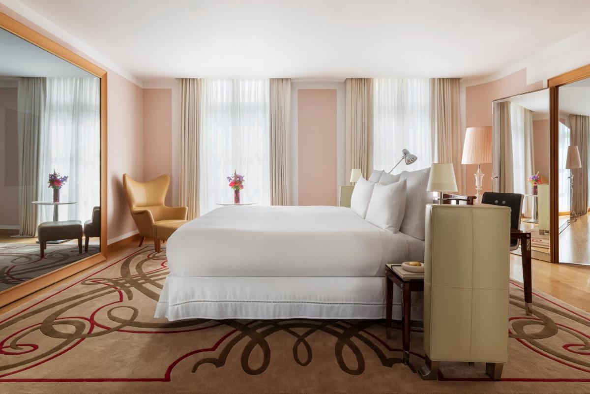 Un ou plusieurs lits dans un hébergement de l'établissement Hôtel Le Royal Monceau Raffles Paris