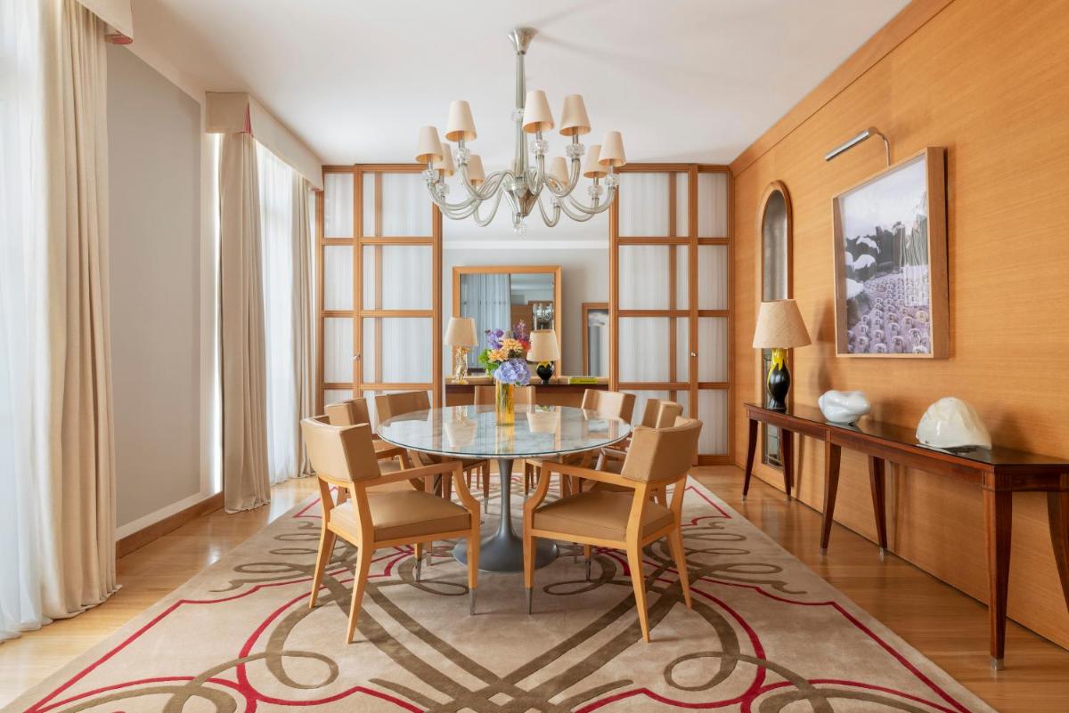 Coin salon dans l'établissement Hôtel Le Royal Monceau Raffles Paris