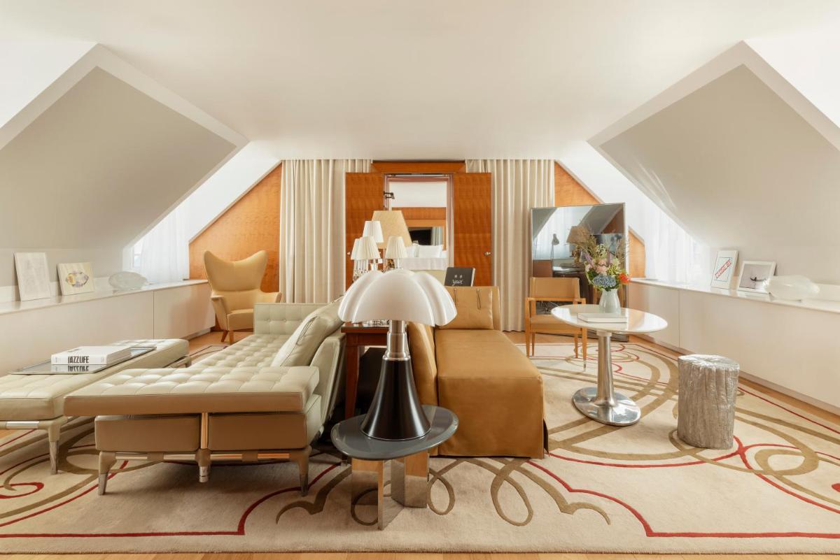 Coin salon dans l'établissement Hôtel Le Royal Monceau Raffles Paris