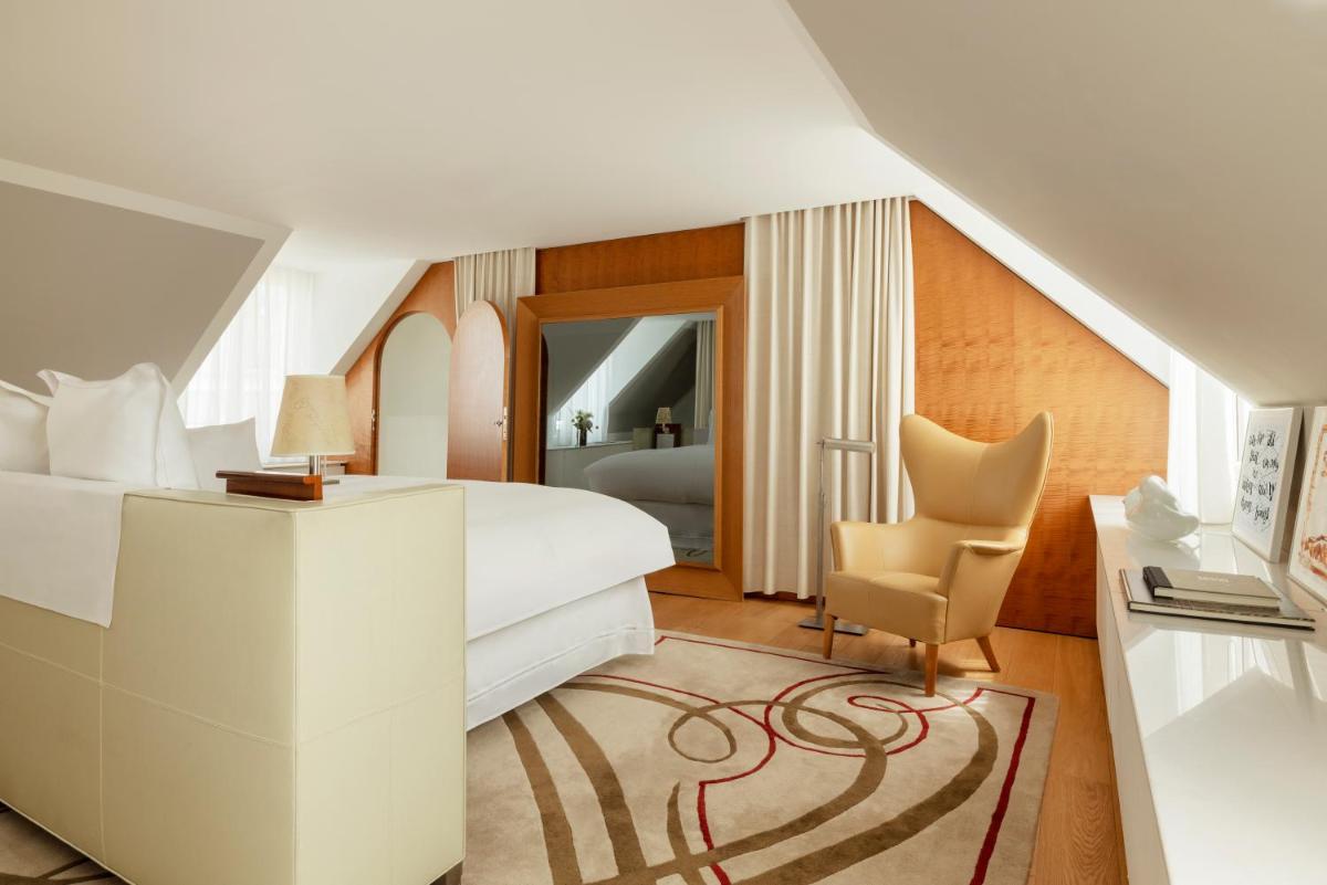 Télévision ou salle de divertissement dans l'établissement Hôtel Le Royal Monceau Raffles Paris