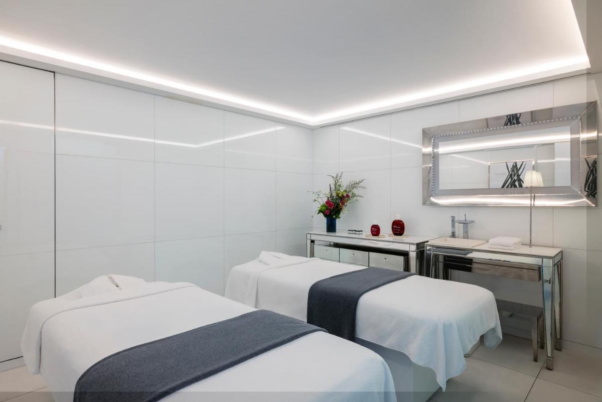 Un ou plusieurs lits dans un hébergement de l'établissement Hôtel Le Royal Monceau Raffles Paris