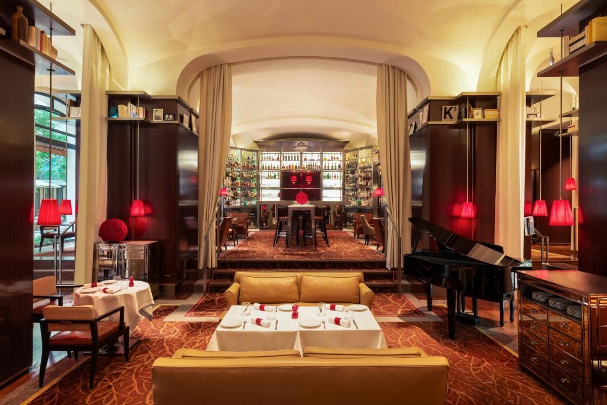 Coin salon dans l'établissement Hôtel Le Royal Monceau Raffles Paris