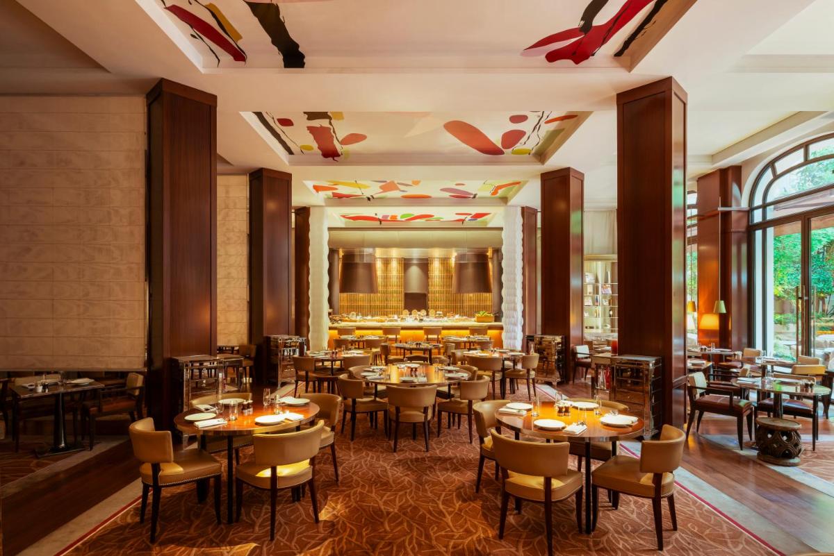 Restaurant ou autre lieu de restauration dans l'établissement Hôtel Le Royal Monceau Raffles Paris
