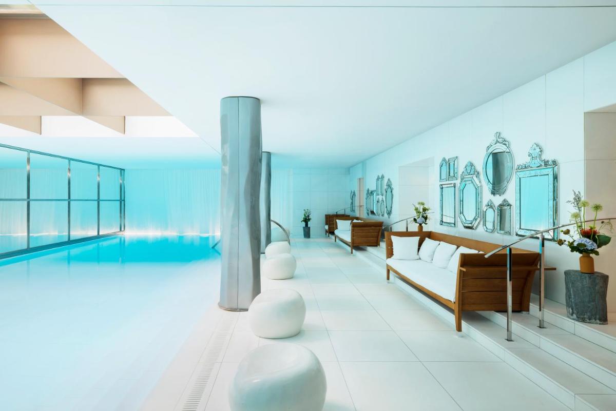 Piscine de l'établissement Hôtel Le Royal Monceau Raffles Paris ou située à proximité