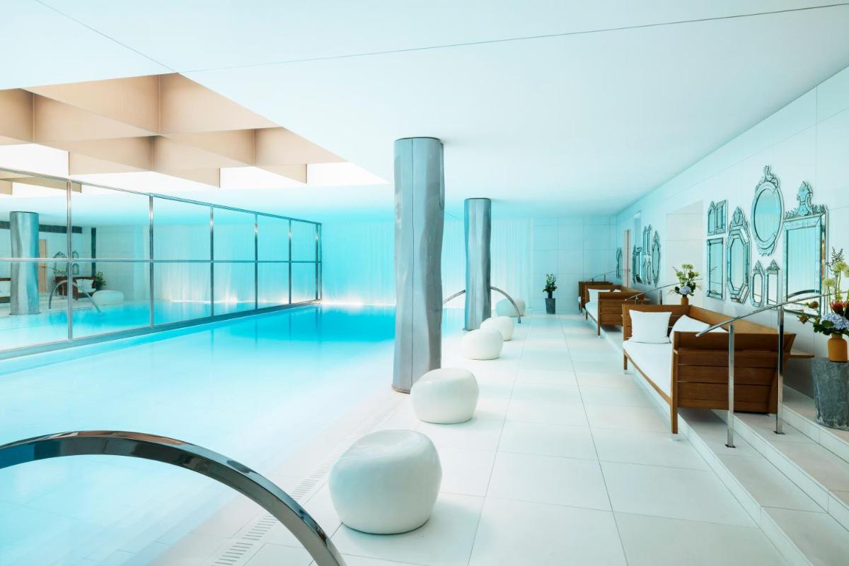 Piscine de l'établissement Hôtel Le Royal Monceau Raffles Paris ou située à proximité