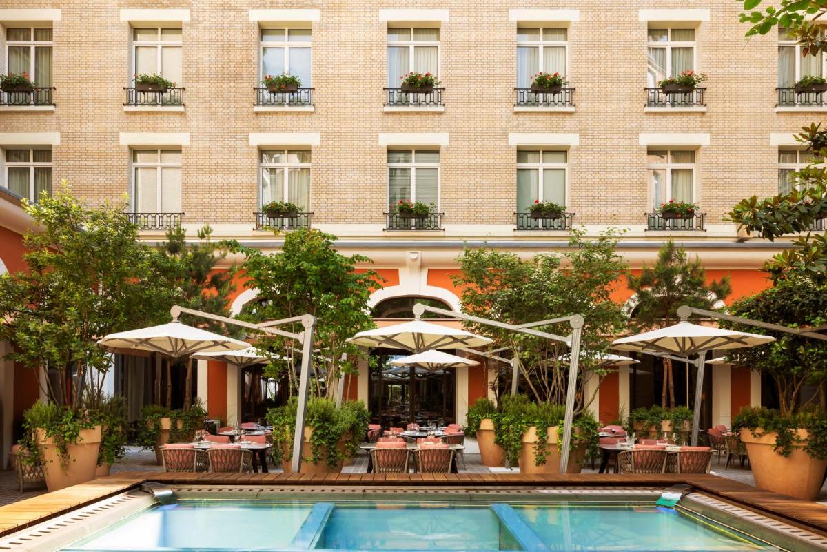 Piscine de l'établissement Hôtel Le Royal Monceau Raffles Paris ou située à proximité