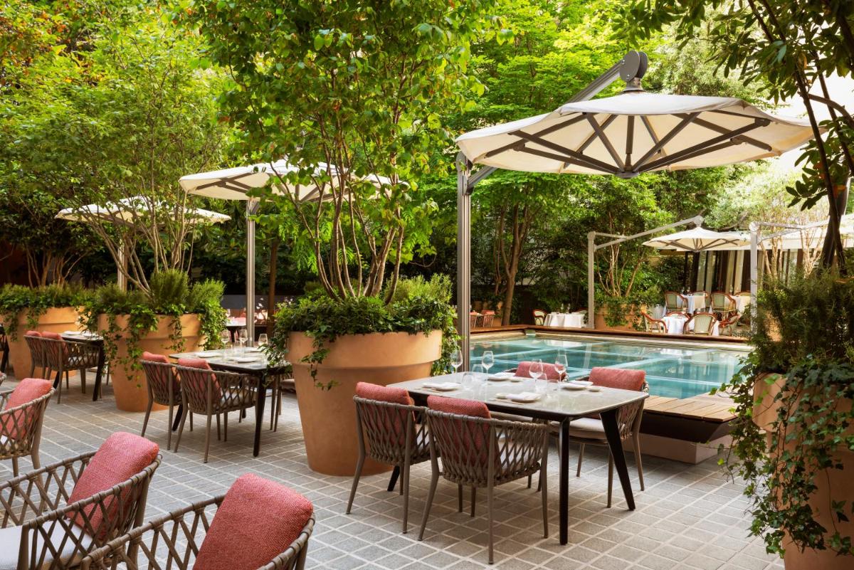 Piscine de l'établissement Hôtel Le Royal Monceau Raffles Paris ou située à proximité
