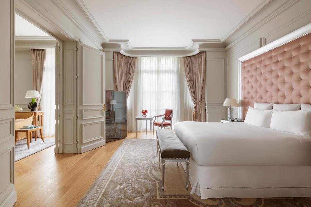 Un ou plusieurs lits dans un hébergement de l'établissement Hôtel Le Royal Monceau Raffles Paris