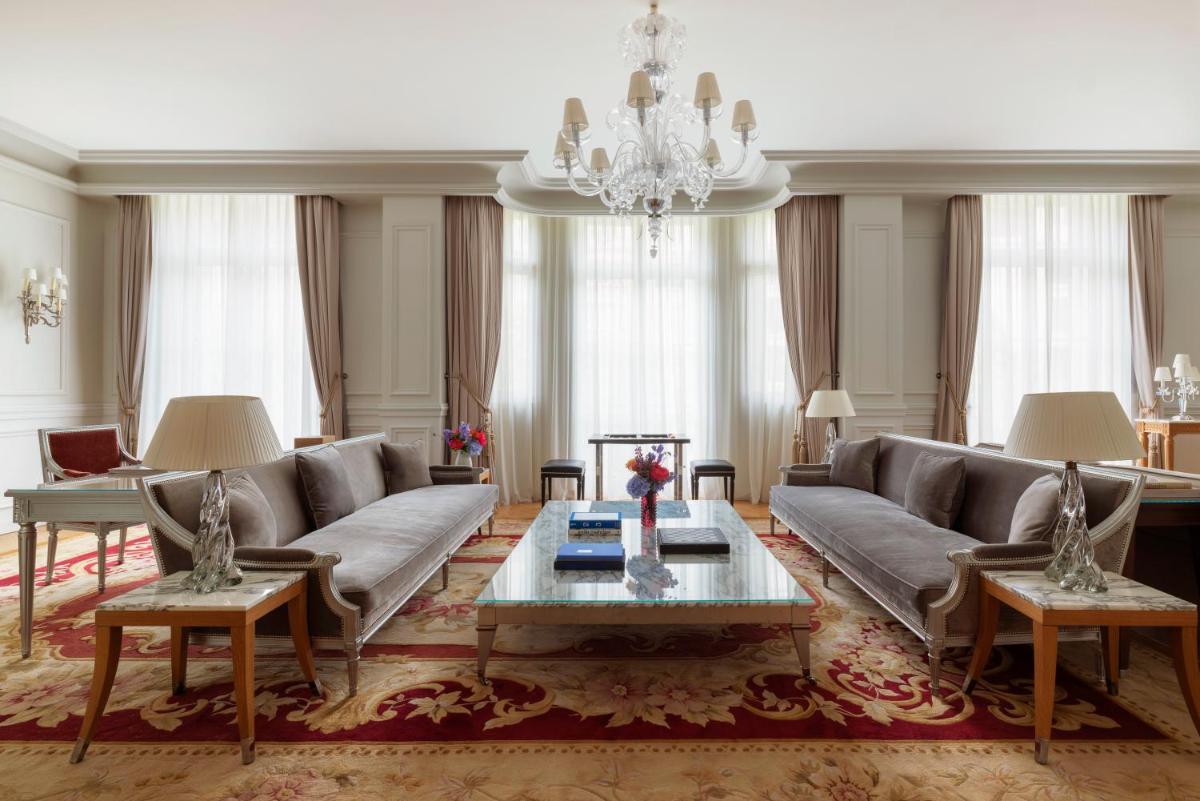 Coin salon dans l'établissement Hôtel Le Royal Monceau Raffles Paris