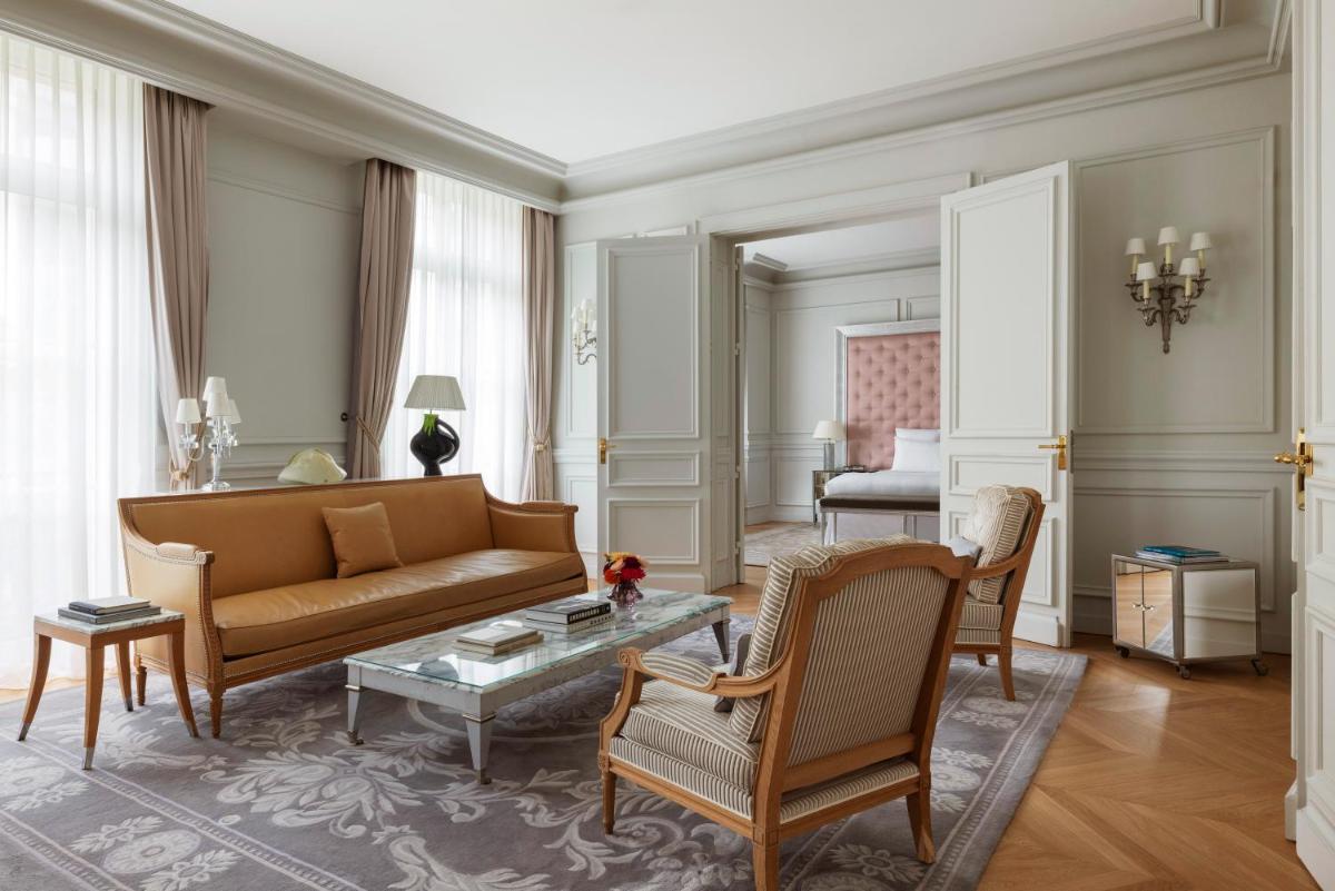Coin salon dans l'établissement Hôtel Le Royal Monceau Raffles Paris
