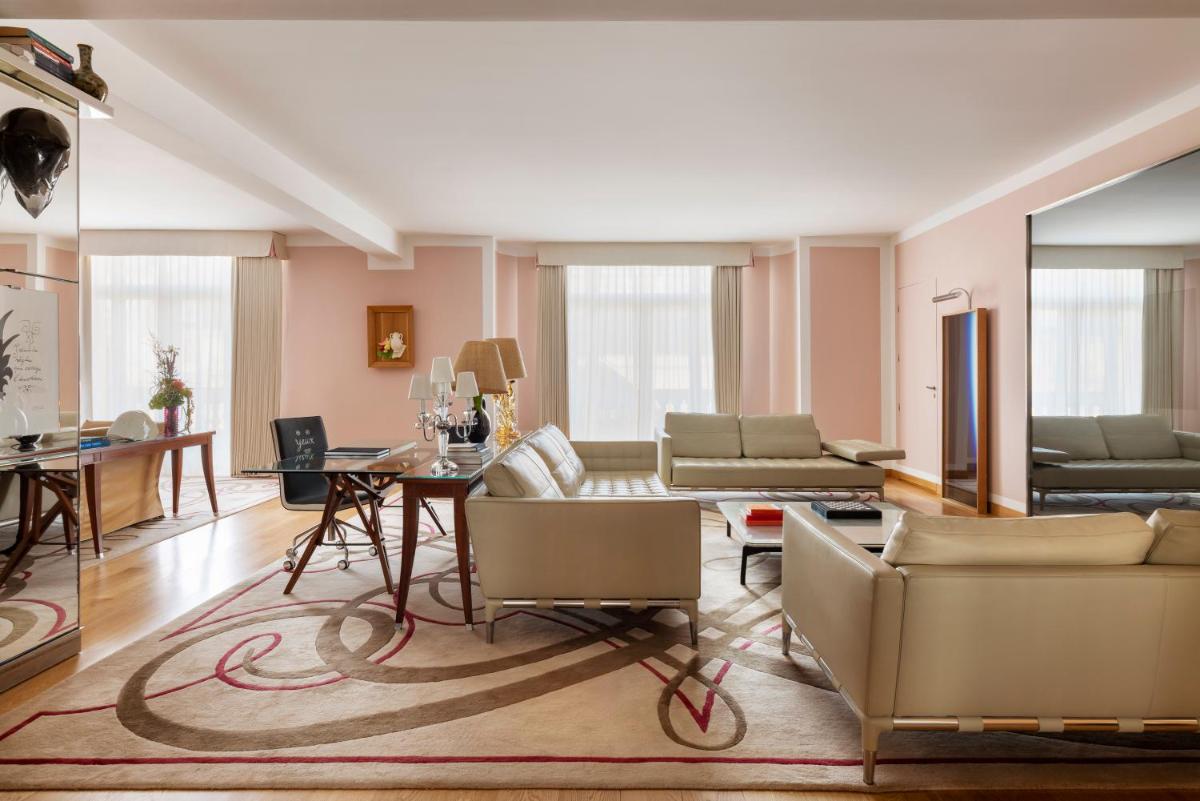 Coin salon dans l'établissement Hôtel Le Royal Monceau Raffles Paris