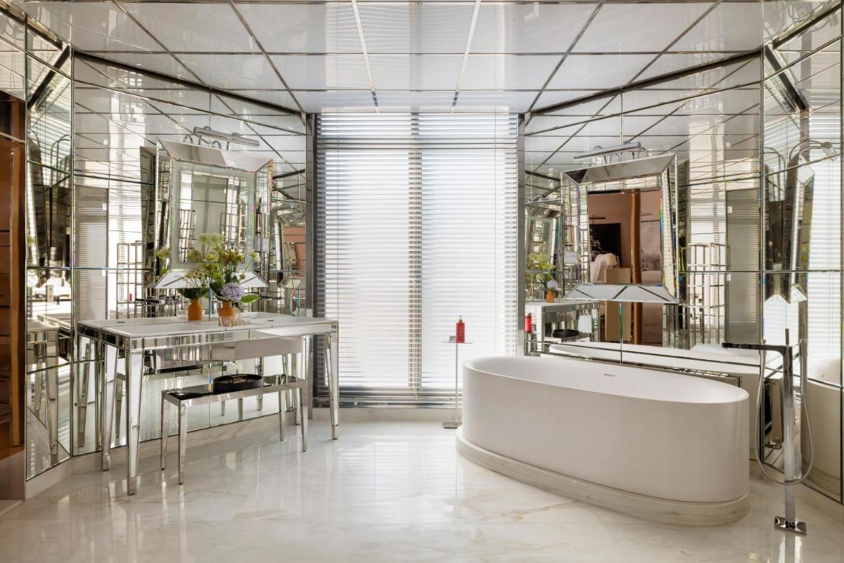 Salle de bains dans l'établissement Hôtel Le Royal Monceau Raffles Paris