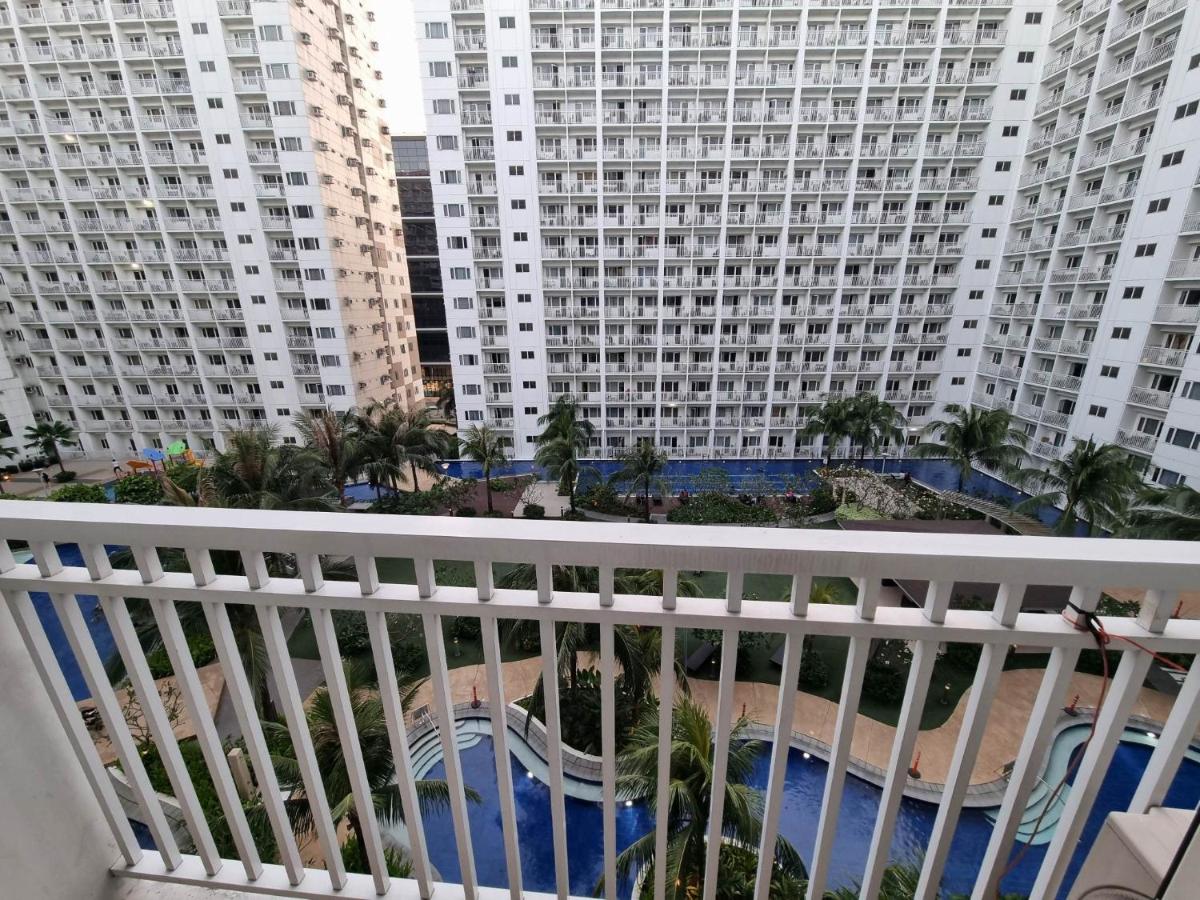 Shore Residences - Bachelor's Pad with Pool View - Hizvo