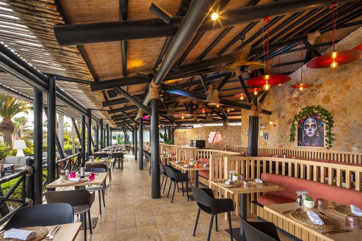 Un restaurante o sitio para comer en Barceló Fuerteventura Mar