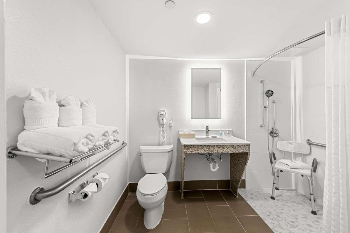 Comfort Inn & Suites Durham near Duke University - Housity