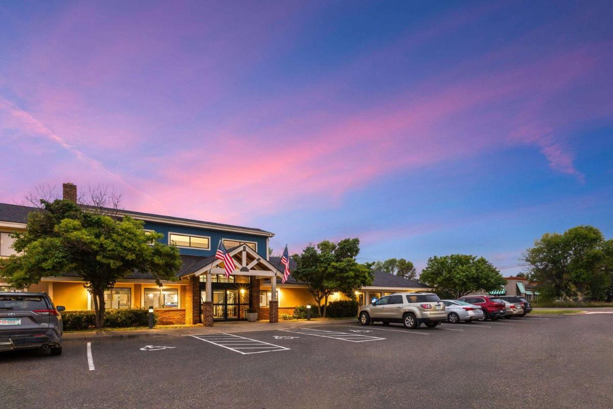 AmericInn by Wyndham North Branch - Housity