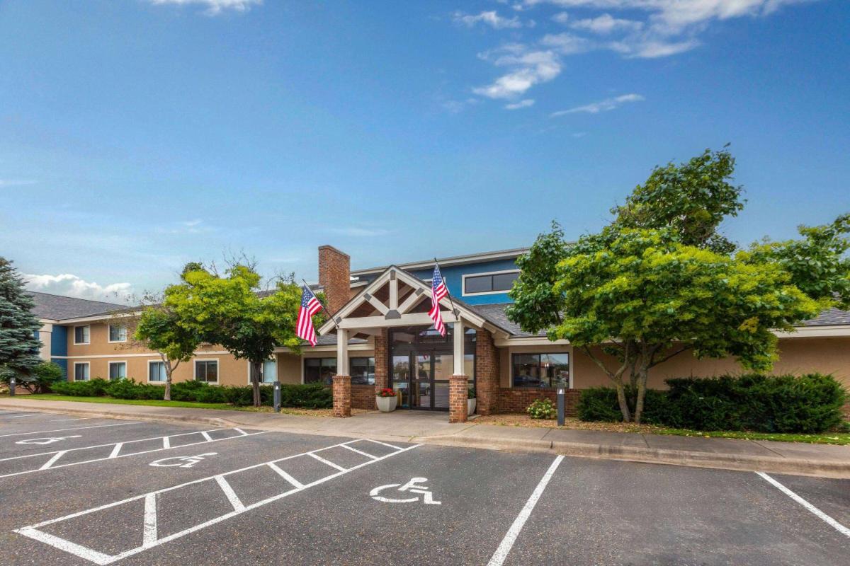 AmericInn by Wyndham North Branch - Housity