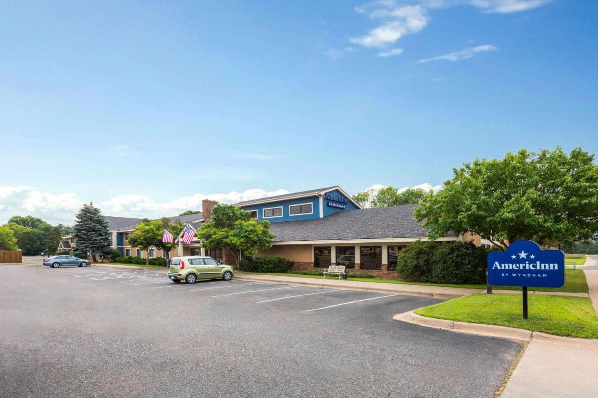 AmericInn by Wyndham North Branch - Housity