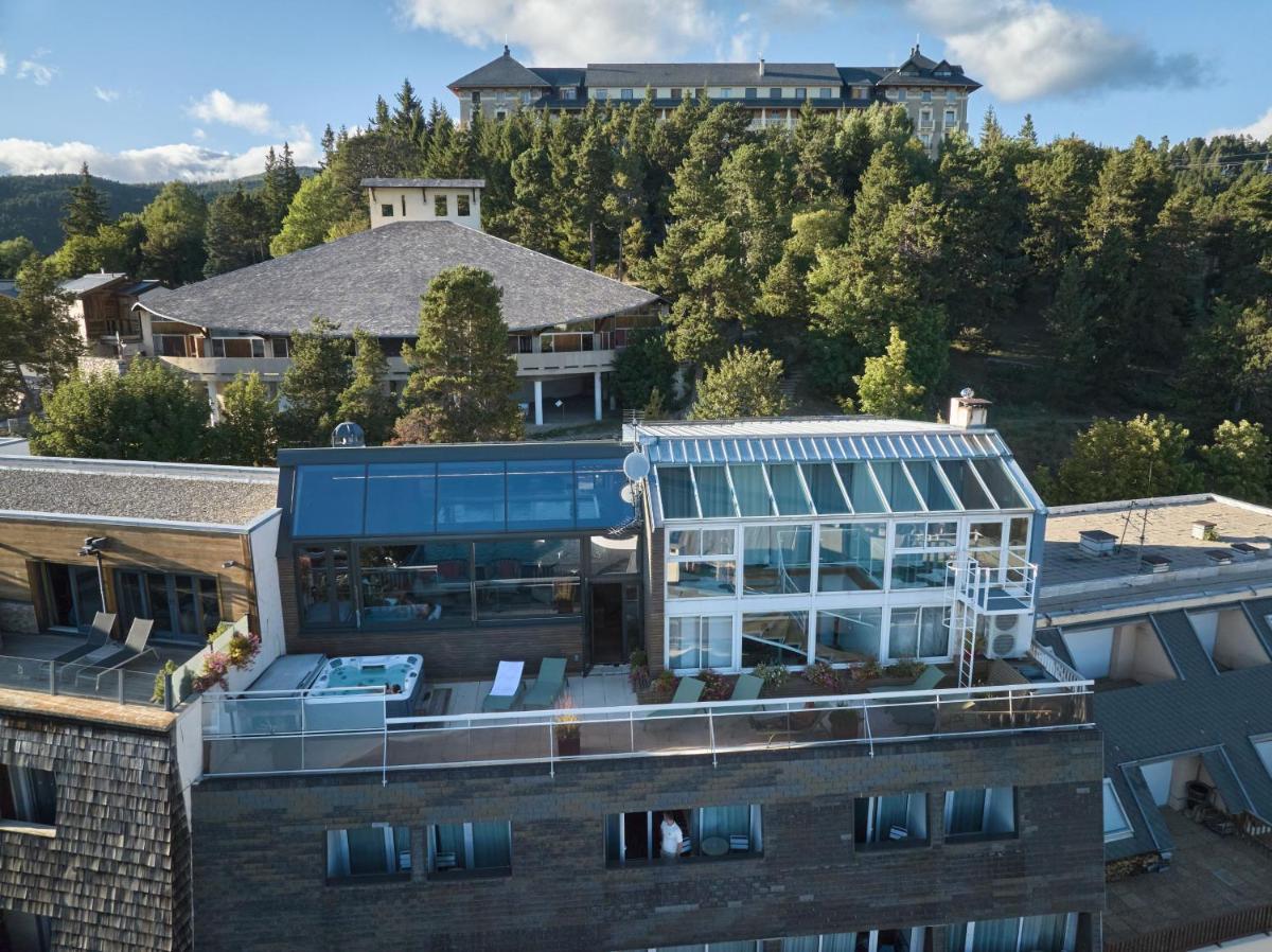 une vue aérienne d'un bâtiment dans l'établissement Hôtel Le Grand Tétras, à Font-Romeu