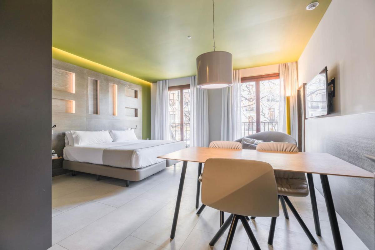 Cama o camas de una habitación en MYR Plaza Mercado & Spa
