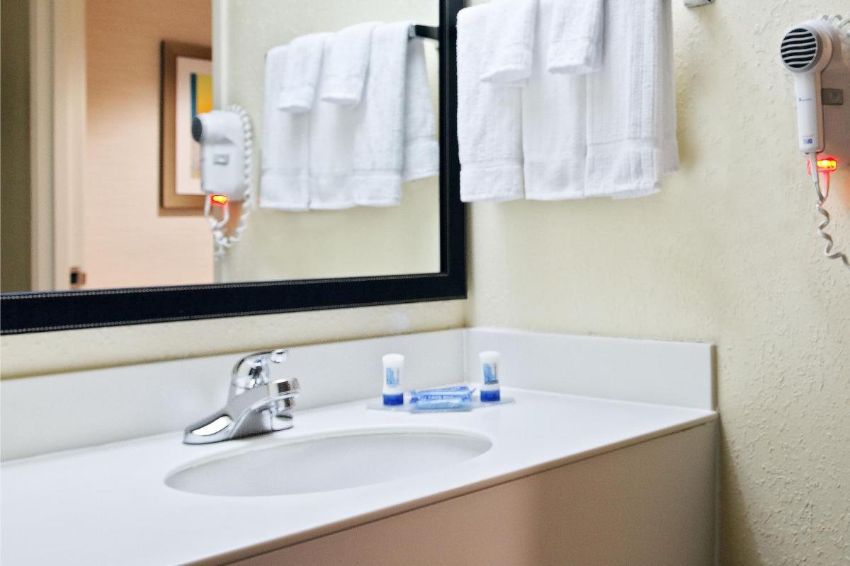 Fairfield Inn & Suites Charlotte Arrowood - Housity